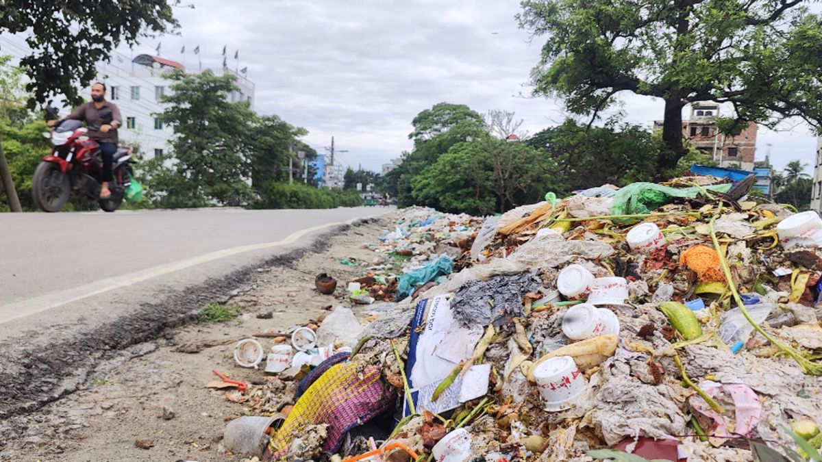 হাজীগঞ্জে বর্জ্য ফেলা হচ্ছে খোলা জায়গায়, পরিবেশ-স্বাস্থ্য বিপর্যয়