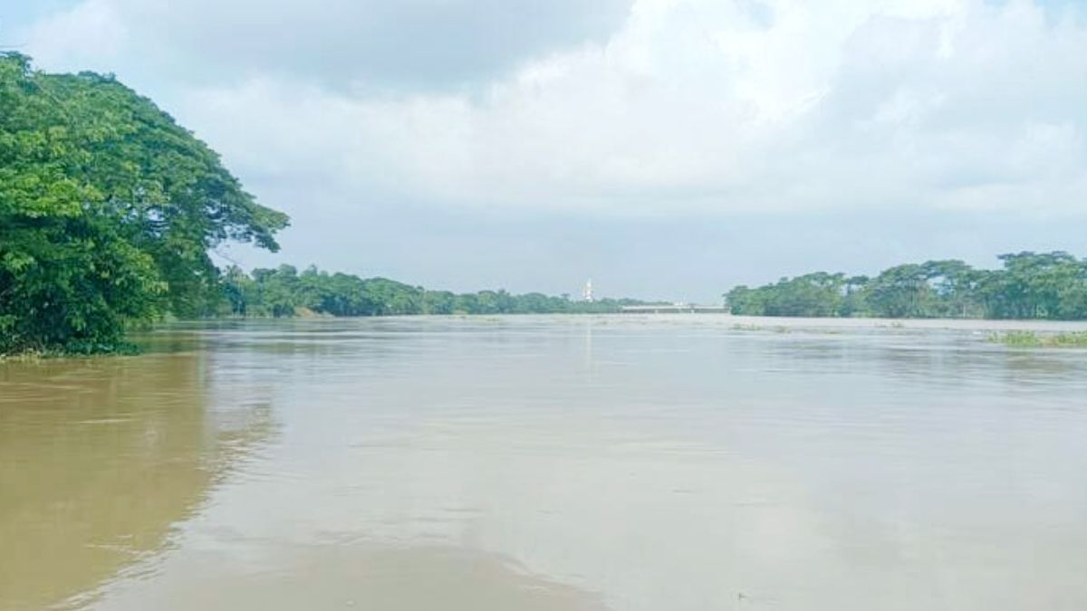 দক্ষিণাঞ্চলে নদ-নদীর পানি বৃদ্ধি, লঞ্চ চলাচল বন্ধ