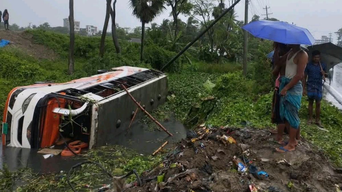 ফেনীতে বাস নিয়ন্ত্রণ হারিয়ে খালে, আহত ১০