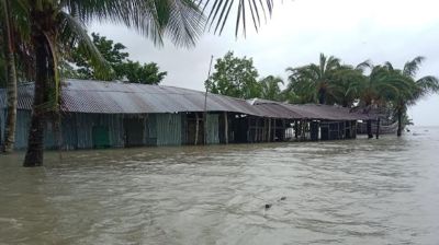 উপকূল অতিক্রম করছে গভীর নিম্নচাপ, ১৬ জেলায় জলোচ্ছ্বাসের শঙ্কা