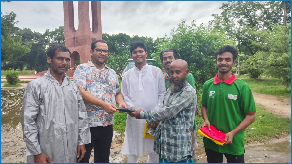 জাবিতে রিকশাচালকদের মাঝে রেইনকোট বিতরণ করল ‘লাল সবুজ উন্নয়ন সংঘ’