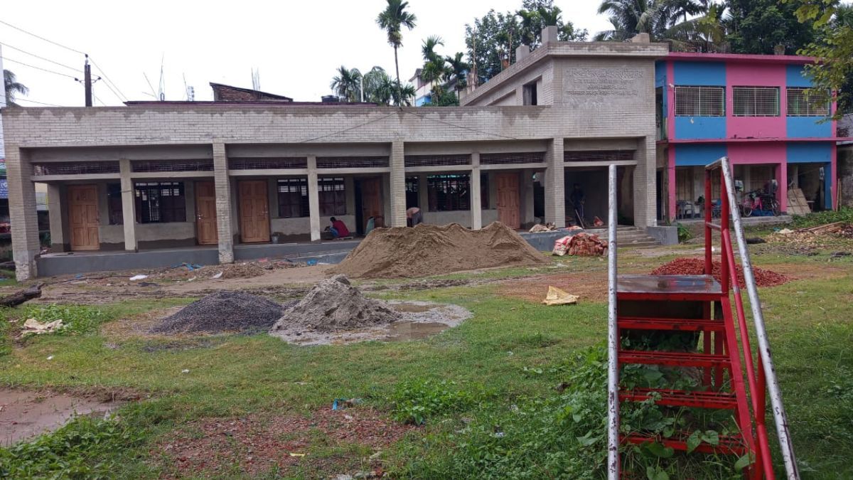 মৌলভীবাজারে দেড় বছরেও শেষ হয়নি ৬ মাসের কাজ, দুর্ভোগে শিক্ষার্থীরা
