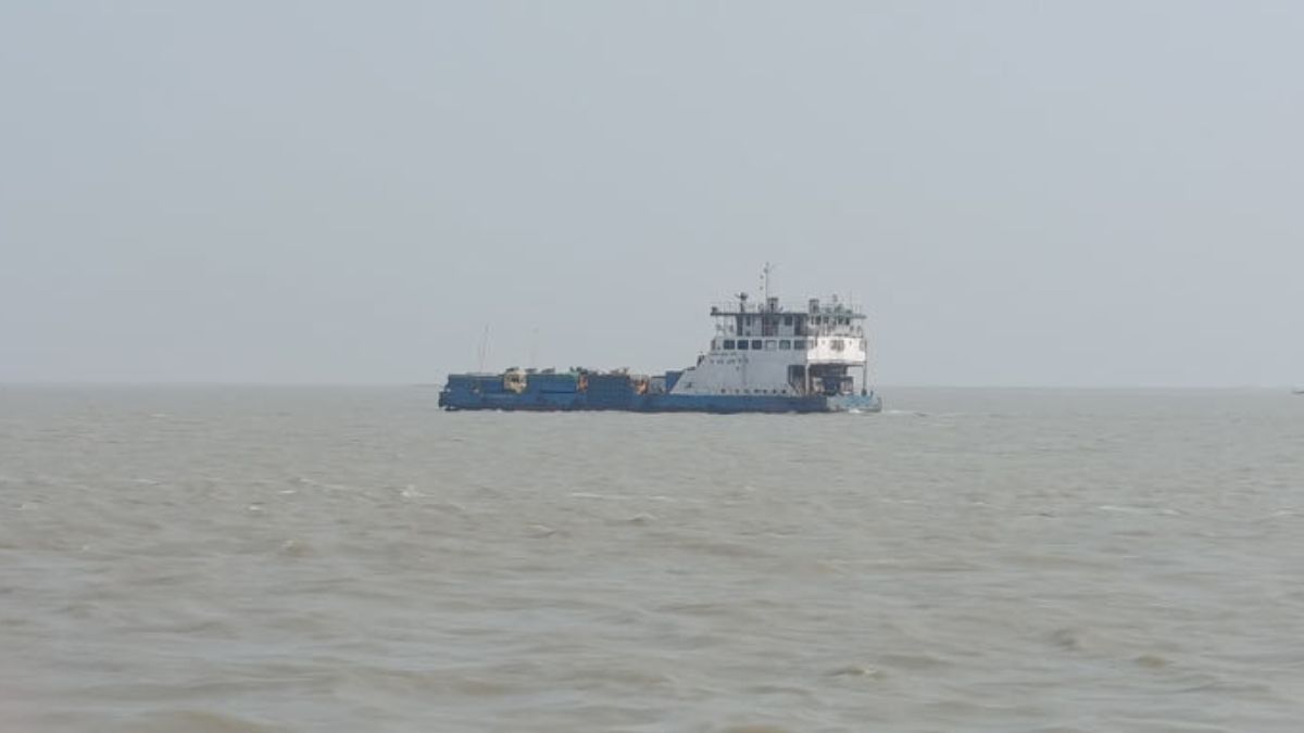 একদিন বন্ধ থাকার পর ভোলায় আবারও ফেরি চলাচল শুরু