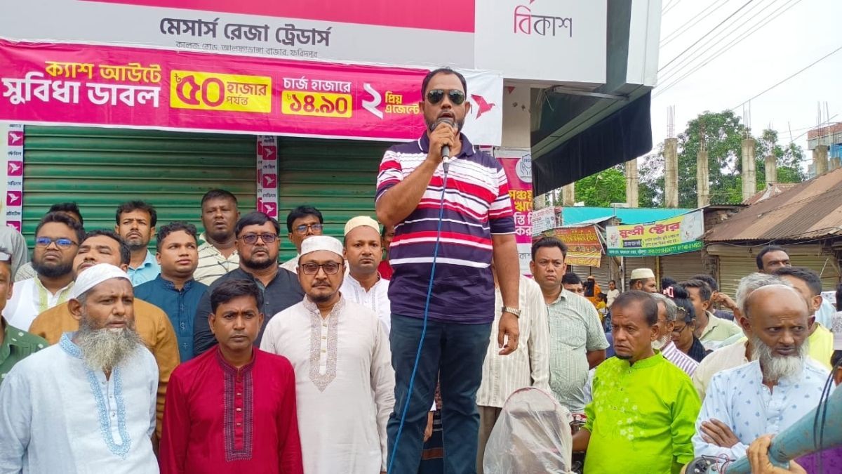 আলফাডাঙ্গায় ব্যবসায়ীর ওপর হামলা, দোকানপাট বন্ধ রেখে বিক্ষোভ