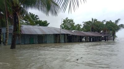 লঘুচাপের প্রভাবে চরফ্যাসনের নিম্নাঞ্চল প্লাবিত, বিধ্বস্ত ঘরবাড়ি