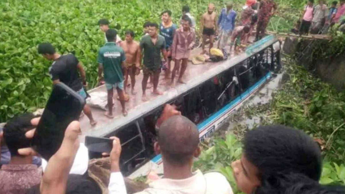 কুষ্টিয়ায় বাস-ট্রাকের মুখোমুখি সংঘর্ষ, আহত ৩১