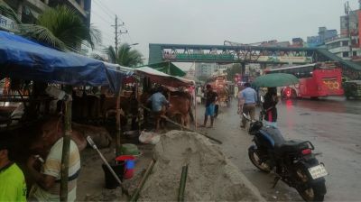 কাজলার হাটে ক্রেতার অপেক্ষায় বেপারিরা