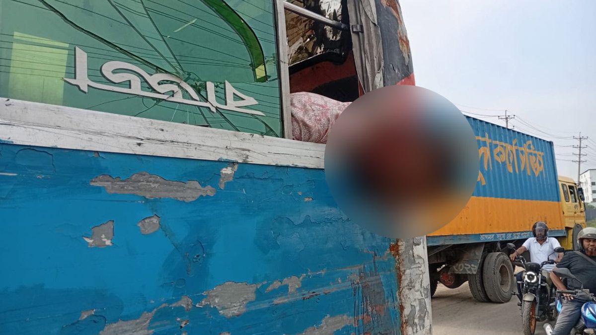 বাসের জানালা দিয়ে মাথা বের করায় মর্মান্তিক মৃত্যু
