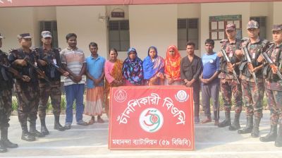 চাঁপাইনবাবগঞ্জে ফের ৮ বাংলাদেশি আটক