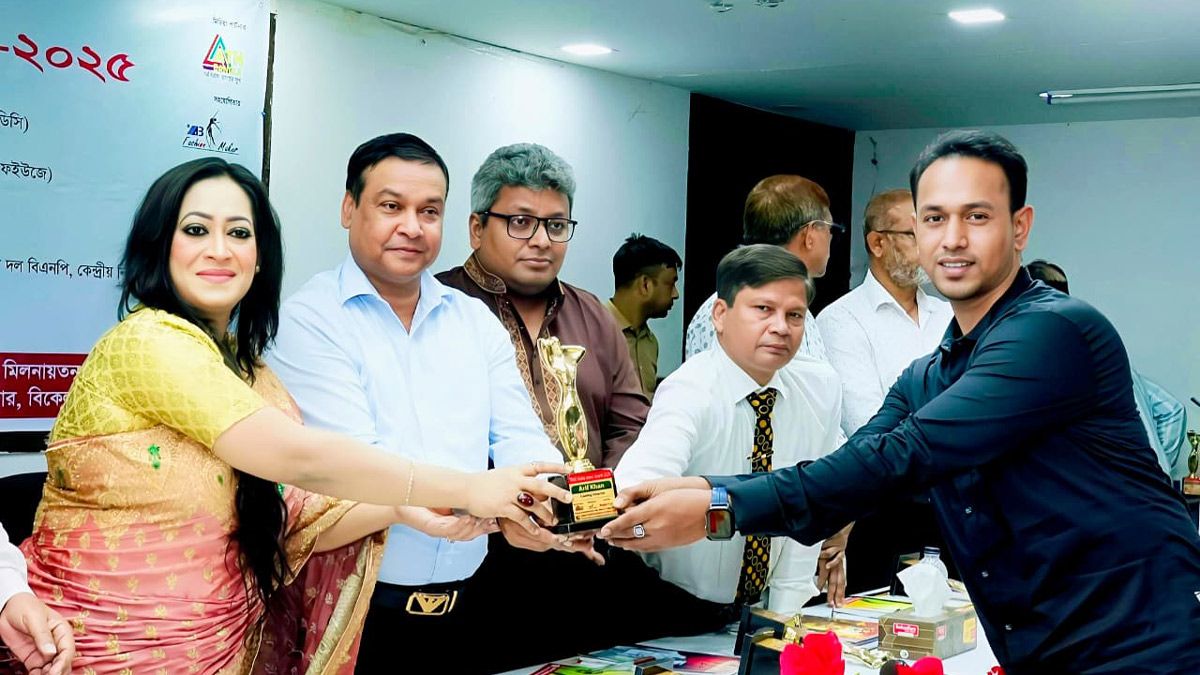 ট্র্যাব মিডিয়া আইকনিক অ্যাওয়ার্ড পেলেন আরিফ খান