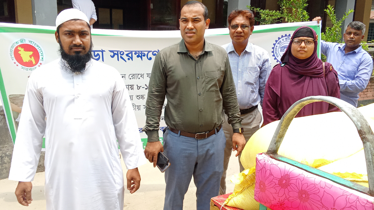 আত্রাইয়ে কোরবানির পশুর চামড়া সংরক্ষণে প্রশাসনের লবণ বিতরণ