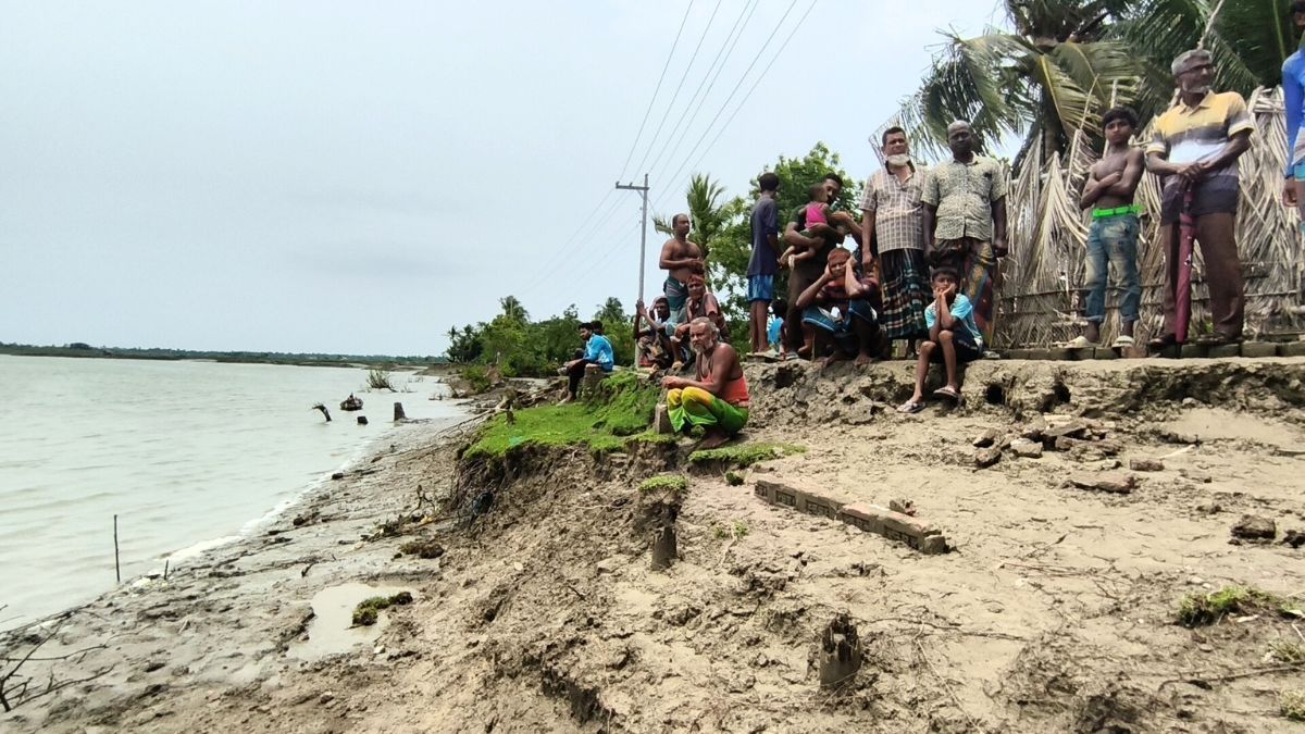 রামপালে নদীভাঙন রোধে টেকসই বেড়িবাঁধের দাবিতে মানববন্ধন