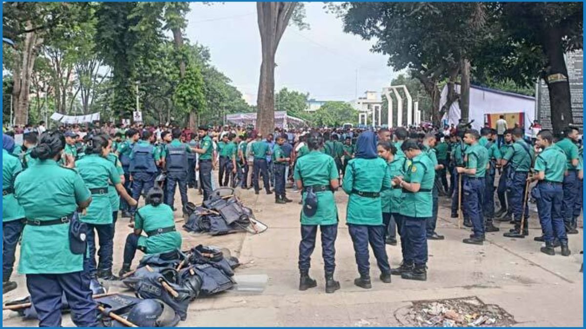 দাবি আদায়ে অনড় পল্লী বিদ্যুতের কর্মীরা, পুলিশের ব্যাপক উপস্থিতি