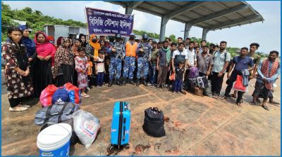 ইঞ্জিন বিকল হওয়া ট্রলার থেকে ৬২ যাত্রীকে উদ্ধার করল কোস্ট গার্ড