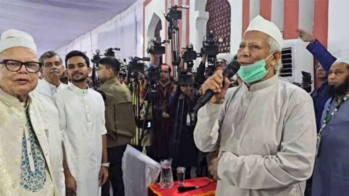 নামাজ শেষে দেশের মঙ্গল কামনায় দোয়া চাইলেন প্রধান উপদেষ্টা