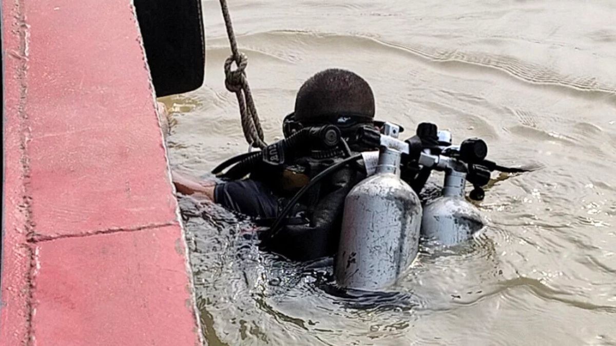 আড়াইহাজারে ফেরি থেকে অটোরিকশাসহ নদীতে পড়ে ২ নারী নিখোঁজ