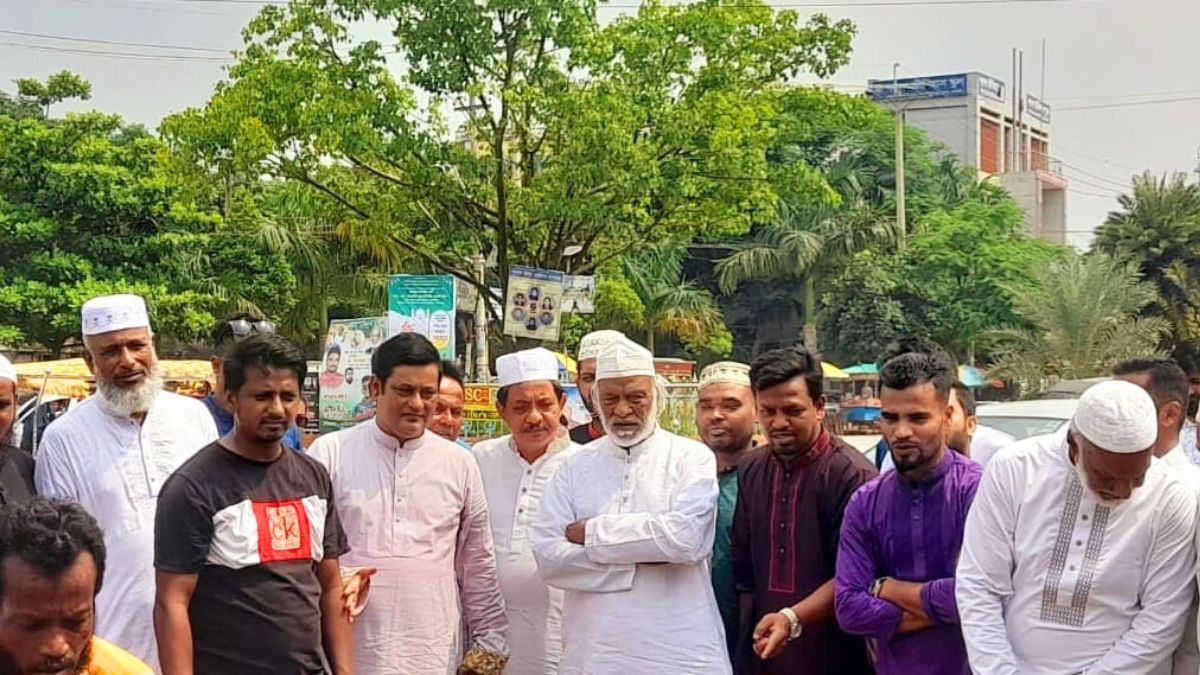 জুলাই-আগস্টের শহীদদের স্মরণে পলাশে ড. মঈন খানের কোরবানি