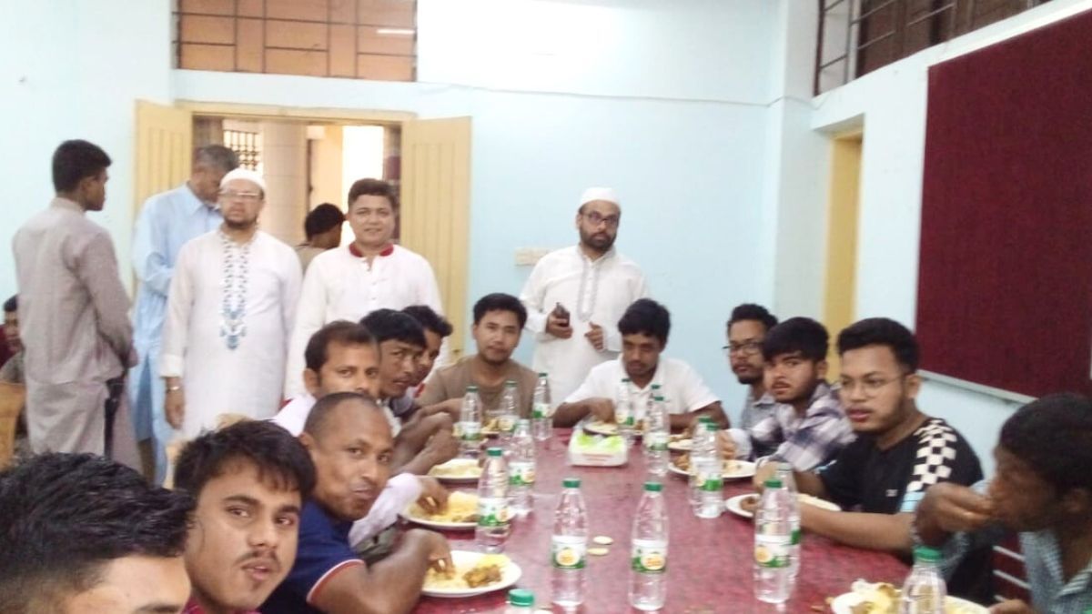 বেরোবিতে ঈদে হলে থাকা শিক্ষার্থীদের জন্য বিশেষ খাবারের আয়োজন