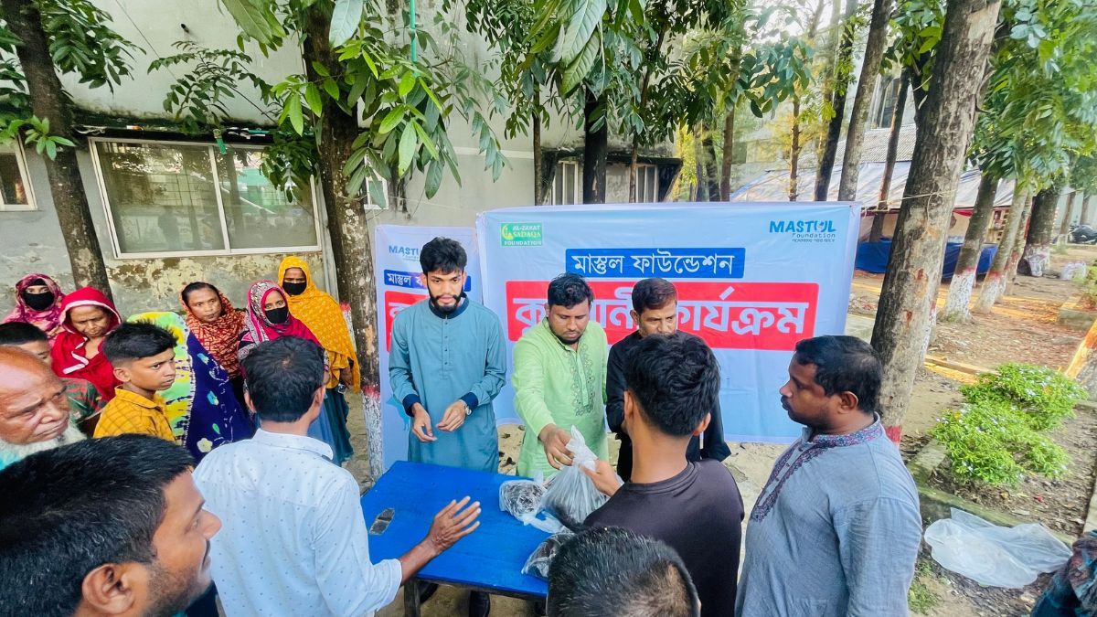 ফেনী হাসপাতালে কর্মীদের জন্য ঈদ উপহার দিল দুই স্বেচ্ছাসেবী সংগঠন