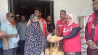 ভোলায় ৯৫ অসহায় পরিবারের মাঝে রেড ক্রিসেন্টের কোরবানির মাংস বিতরণ