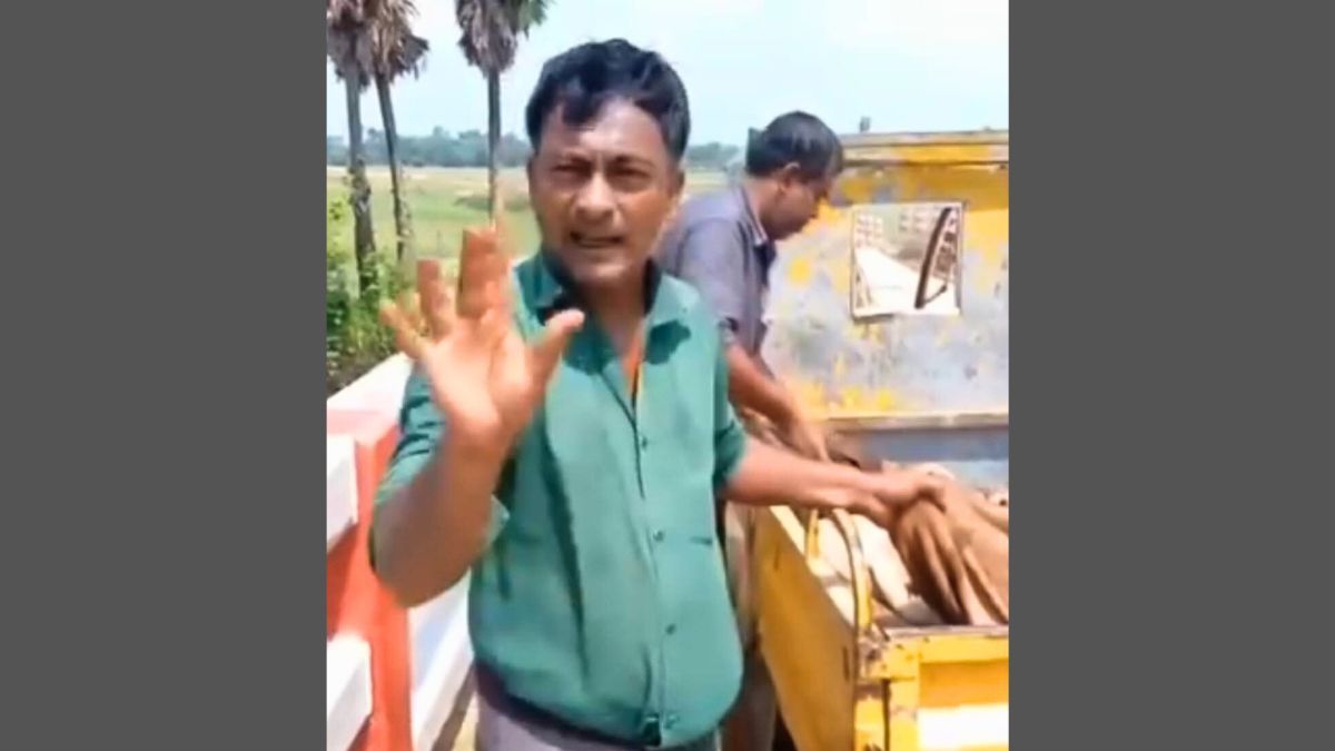 চামড়া নদীতে ফেলে দেওয়ার অভিযোগে ফেনীতে ব্যবসায়ী গ্রেপ্তার