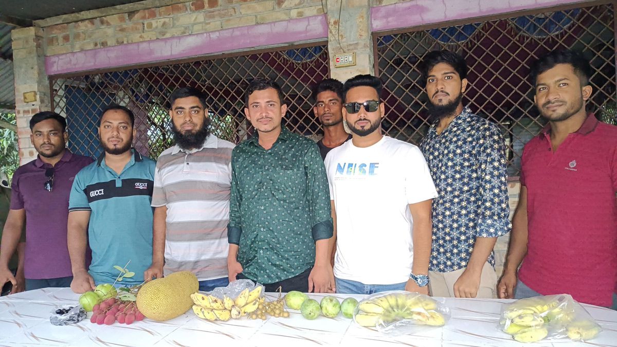মধুমাসে ফল উৎসব করল ‘হৃদয়ে আলফাডাঙ্গা’