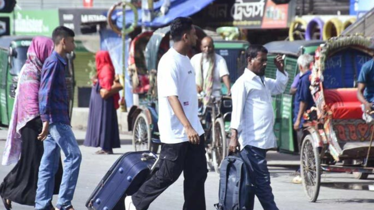 ঢাকায় ফিরছে মানুষ, সড়কে বেড়েছে যানবাহনের চাপ