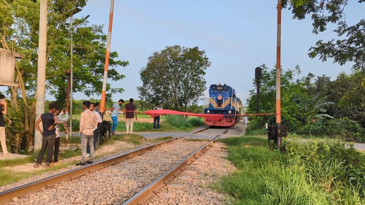 যাত্রাবিরতির দাবিতে রাজশাহীতে রেলপথ অবরোধ