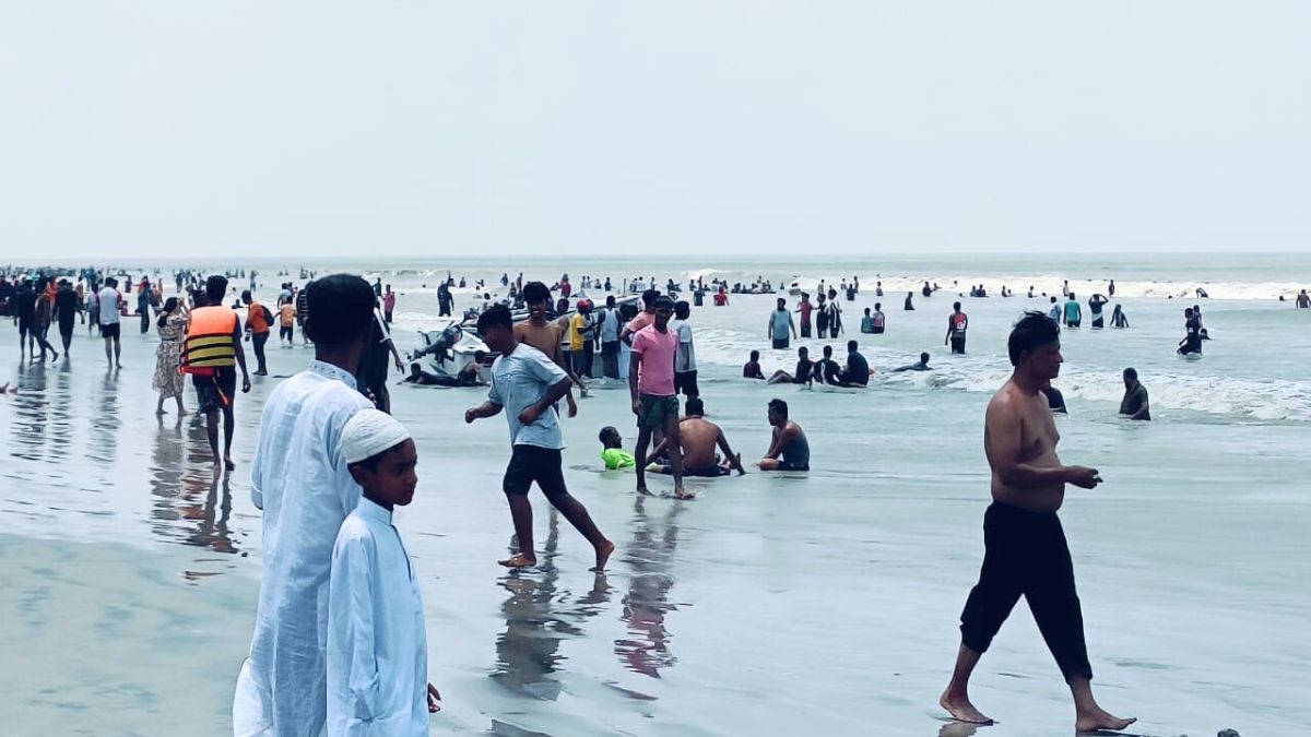 ঈদের পঞ্চম দিনে পর্যটকে ঠাসা কুয়াকাটা সমুদ্র সৈকত
