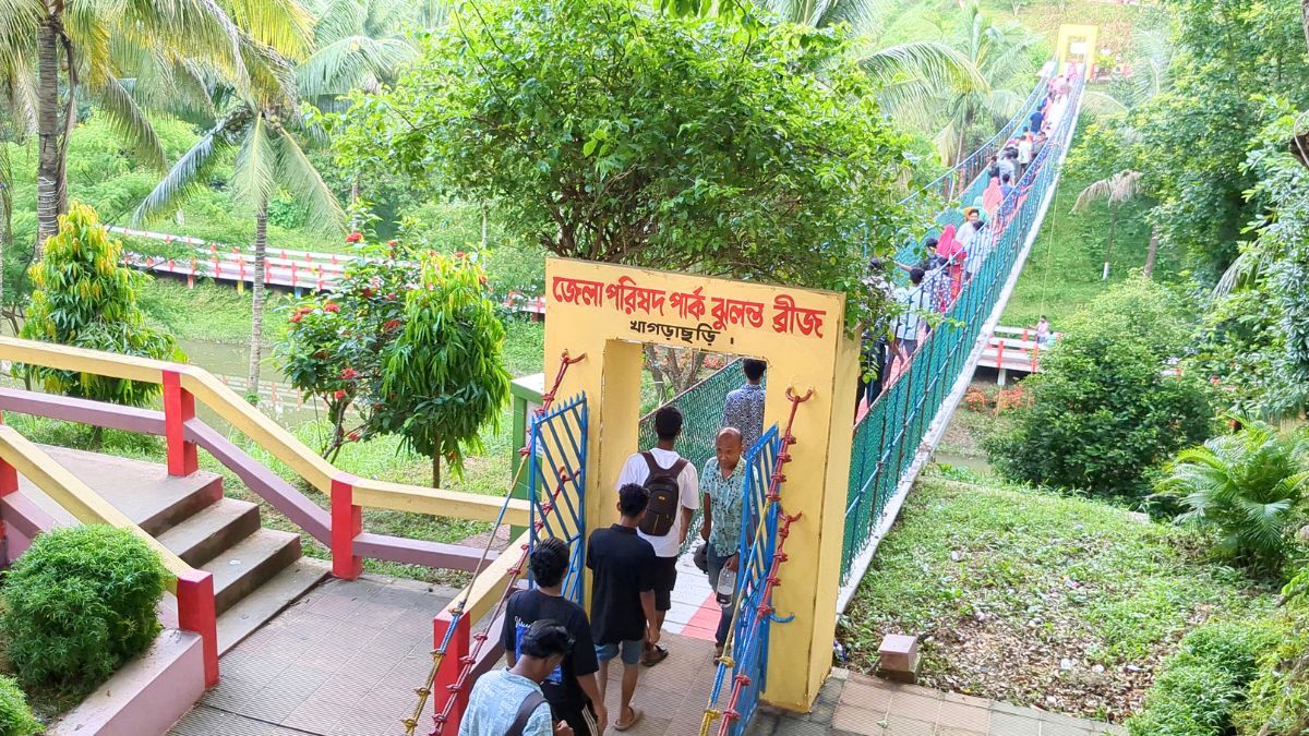 ঈদের ছুটিতে পর্যটকে ভরপুর খাগড়াছড়ি