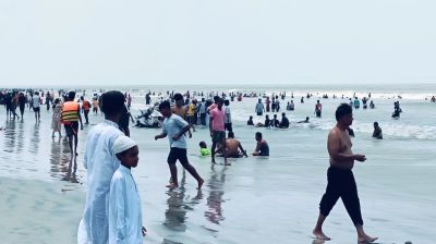 ঈদের পঞ্চম দিনে পর্যটকে ঠাসা কুয়াকাটা সমুদ্র সৈকত