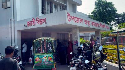 পাবনায় কাভার্ডভ্যান চাপায় মা-মেয়েসহ নিহত ৩