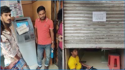 এটিএম বুথে টাকার সংকটে ঝুলছে নোটিশ, ব্যাংক খুলেছে সীমিত পরিসরে
