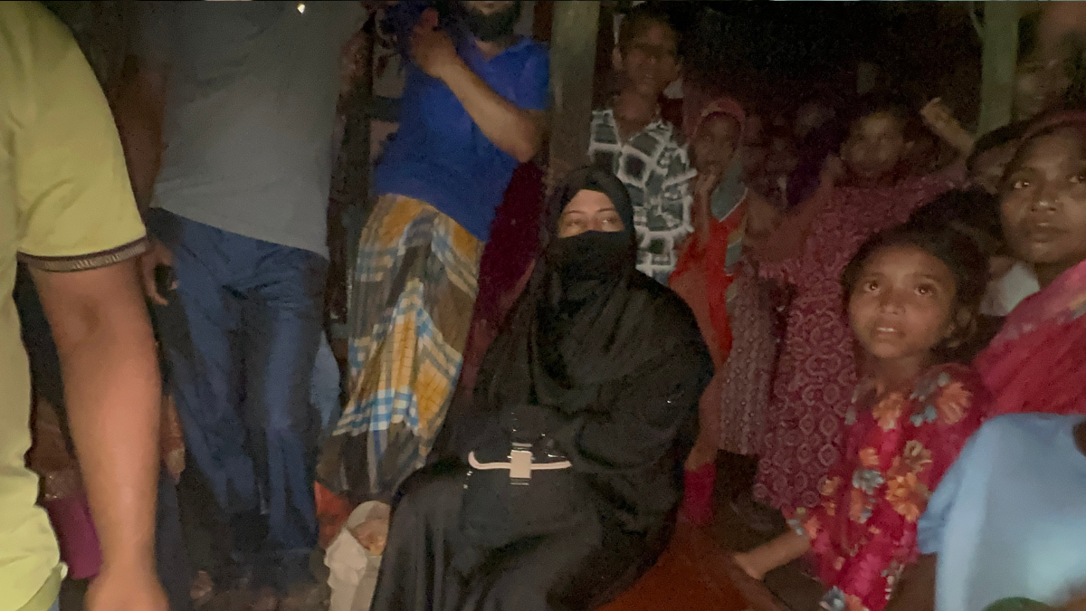 পটুয়াখালীতে প্রেমিকের স্বীকৃতি চেয়ে ২ সন্তানের জননীর অনশন