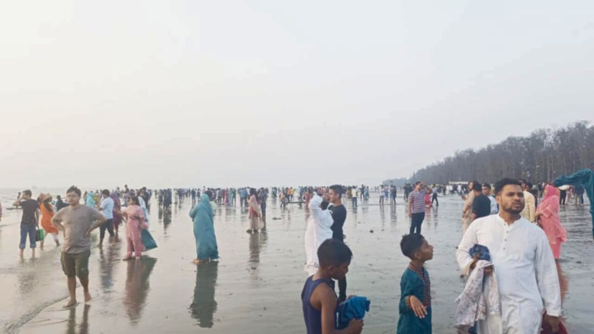 ঈদের ছুটির পরও পারকি সৈকতে পর্যটকের ঢল