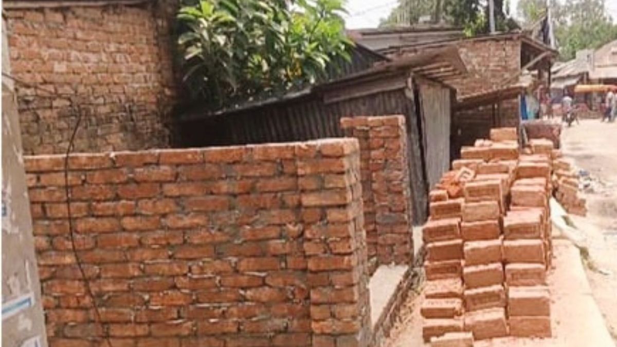 মান্দায় হাটের সরকারি জমি দখল করে স্থায়ী দোকান নির্মাণ