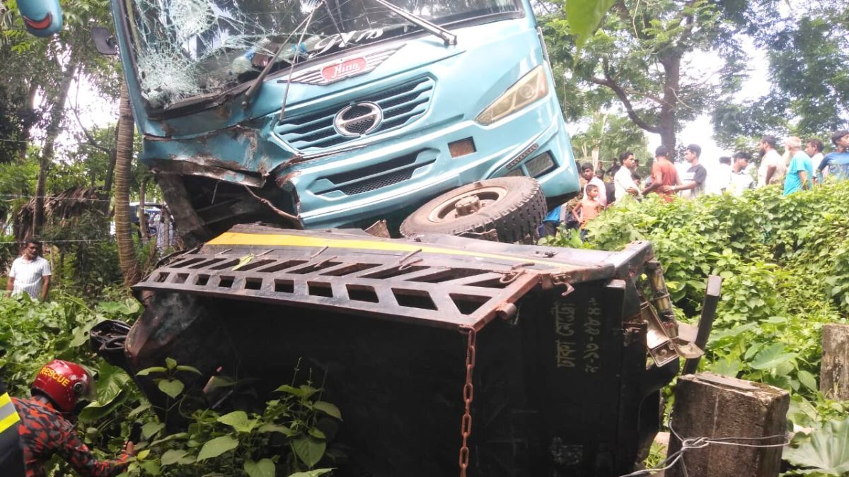 ঝালকাঠিতে বাস-পিকআপ মুখোমুখি সংঘর্ষে ২ চালক নিহত