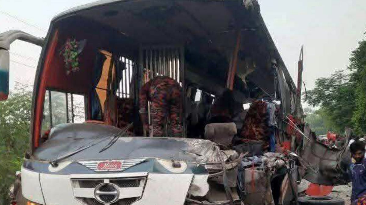 দিনাজপুরে ট্রাকে বাসের ধাক্কায় নিহত ৫