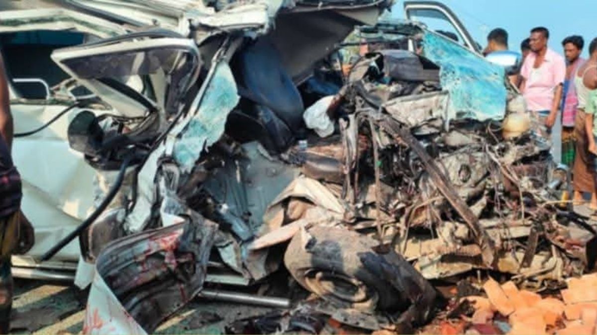 কুষ্টিয়ায় অ্যাম্বুলেন্স-ট্রলির সংঘর্ষে হেলপার নিহত