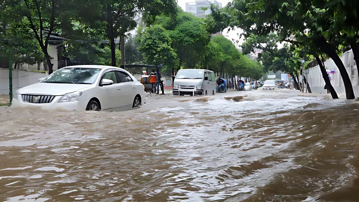 ২ সিটিতে জলাবদ্ধতা, পাহাড়ে ভূমিধসের শঙ্কা