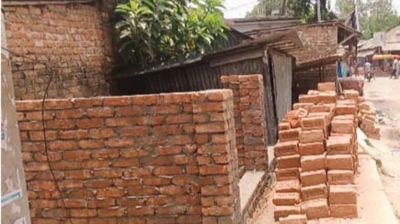 মান্দায় হাটের সরকারি জমি দখল করে স্থায়ী দোকান নির্মাণ