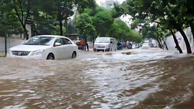 ২ সিটিতে জলাবদ্ধতা, পাহাড়ে ভূমিধসের শঙ্কা