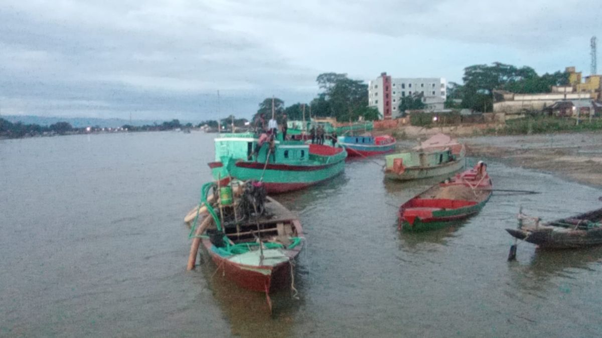 পিয়াইন নদী থেকে ৫টি অবৈধ ড্রেজার মেশিন জব্দ