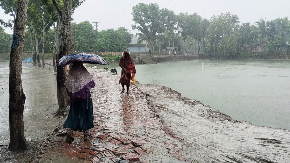 সাতক্ষীরায় ২৪ ঘণ্টায় ৩০ মিমি বৃষ্টিপাত, জনজীবন বিপর্যস্ত