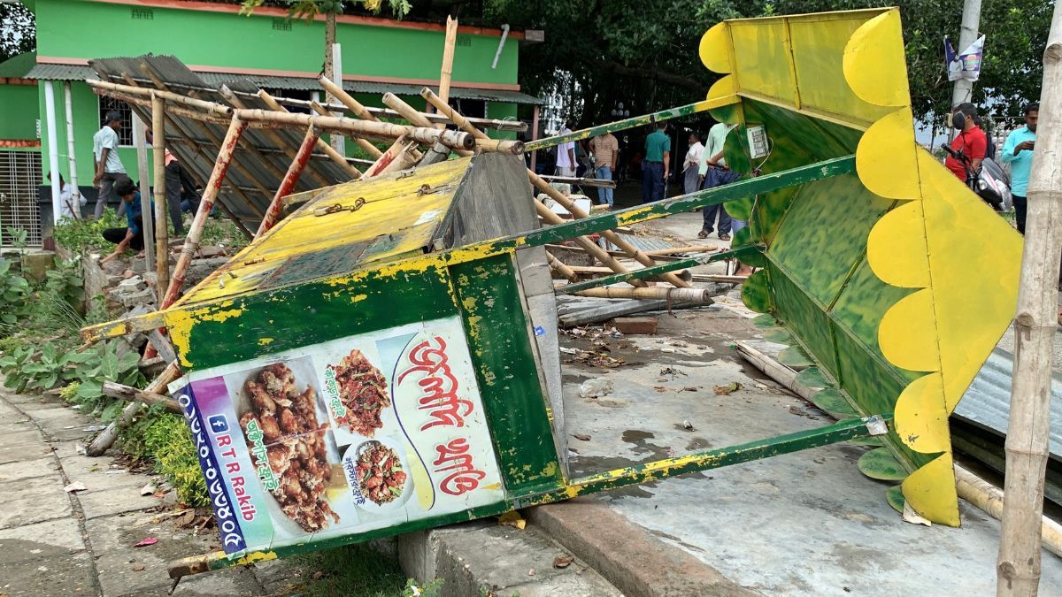 রাজশাহীতে পদ্মা নদীর তীরে অবৈধ দোকান উচ্ছেদ