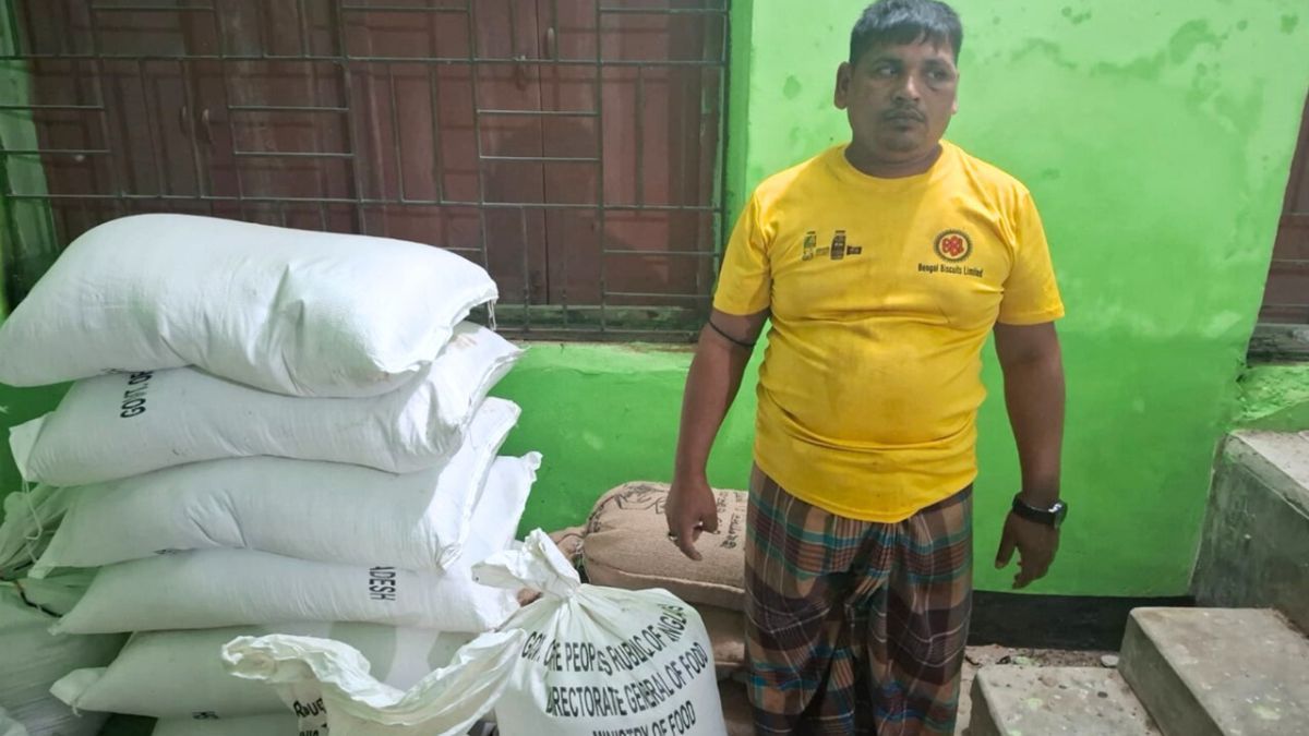 হাজীগঞ্জে গ্রাম পুলিশ সদস্যের ঘরে সরকারি চাল, আটক ১