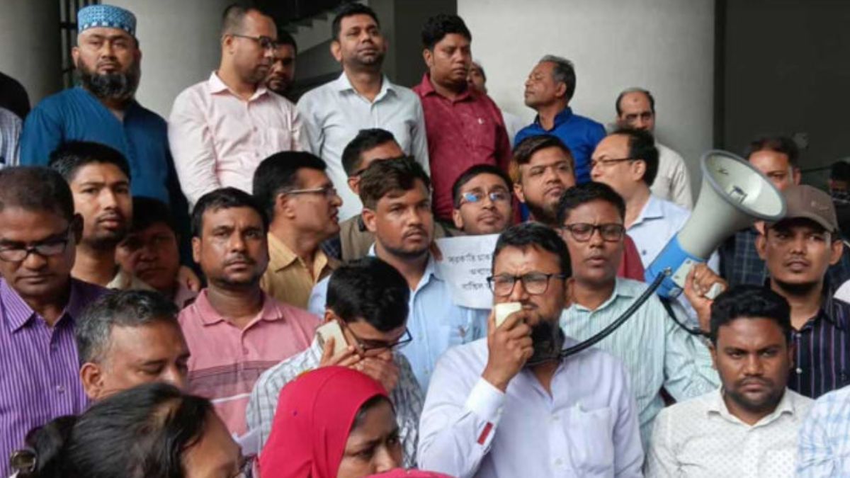 সচিবালয়ে চাকরি অধ্যাদেশ বাতিলের দাবিতে টানা ৫ দিনের অবস্থান কর্মসূচি