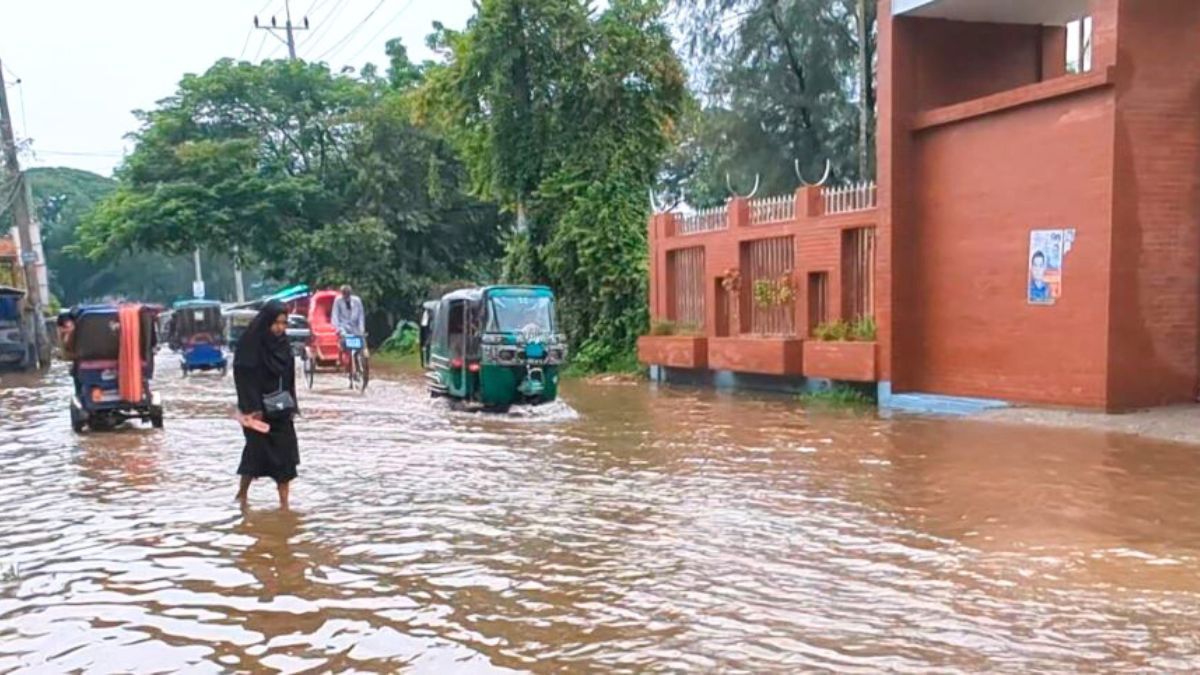 নোয়াখালীতে ১৬০ মিমি বৃষ্টিতে হাঁটুপানি, শহরজুড়ে জলাবদ্ধতা