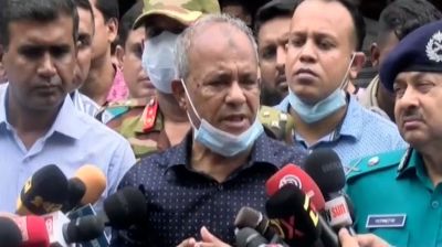 জীবন বাজি রেখে কাজ করছে পুলিশ