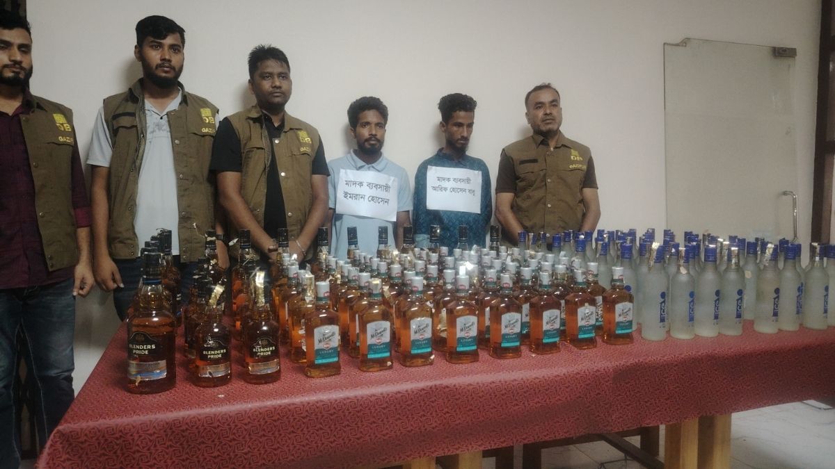 গাজীপুরে বিপুল পরিমাণ ভারতীয় মদসহ গ্রেপ্তার ২